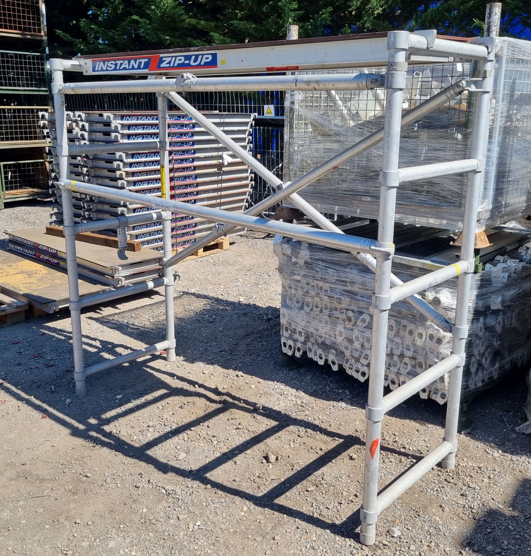 Scaffolding Tower Consisting of - Instant zip-up Scaffold tower platform L200 x W61 x H8.5cm, Instan - Image 2 of 4