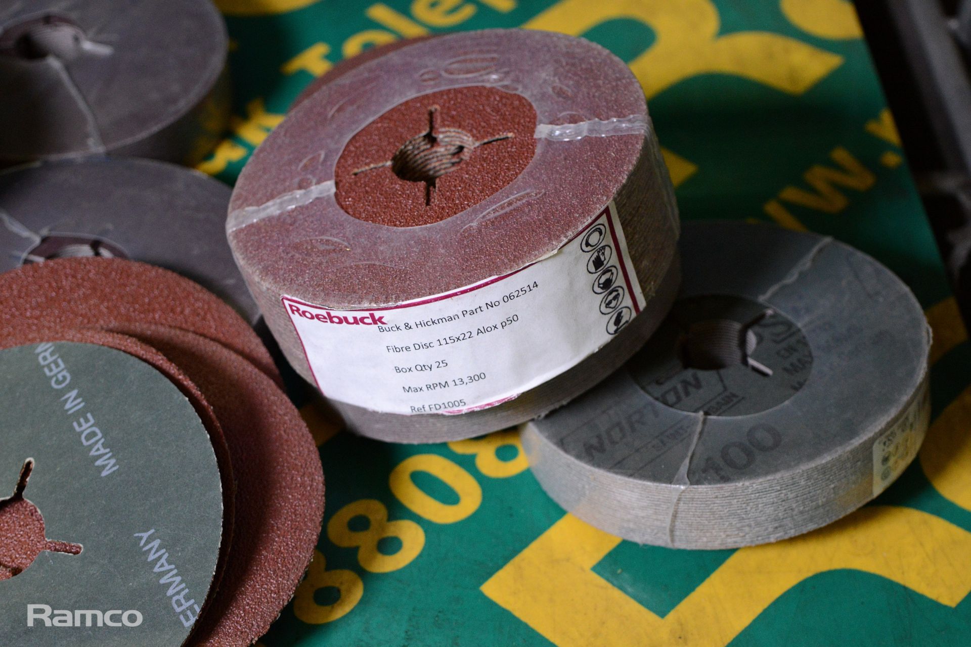Abrasive discs, roll of abrasive paper - Image 5 of 5