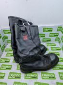 Tuffking Leather Boots Pair - Size: UK 9 - 25x30x40cm