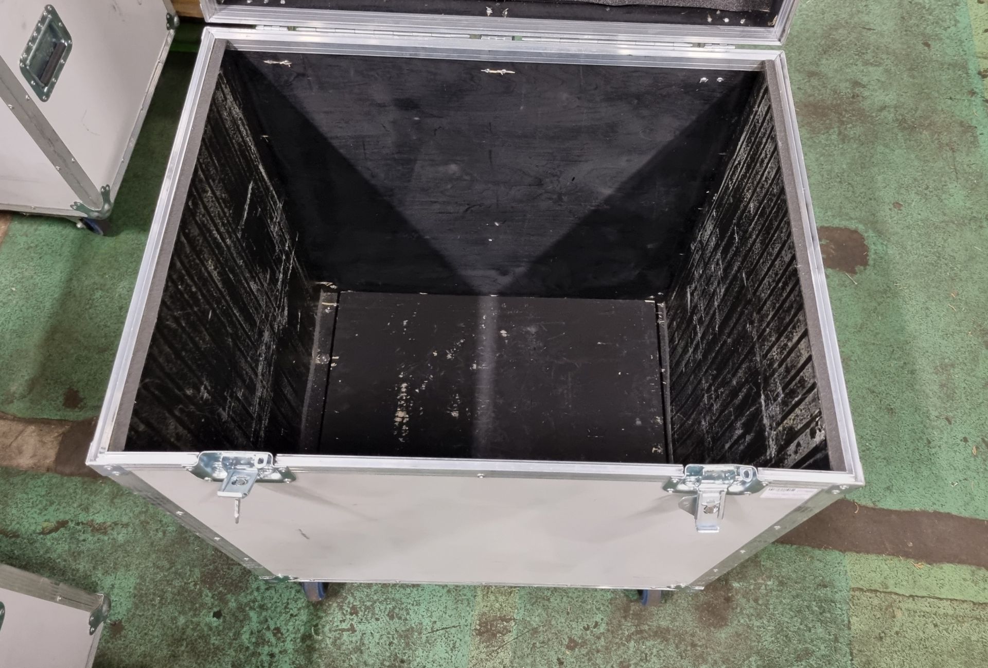 Flight Case with wheels. L79 x W60 x H93cm - Image 3 of 3