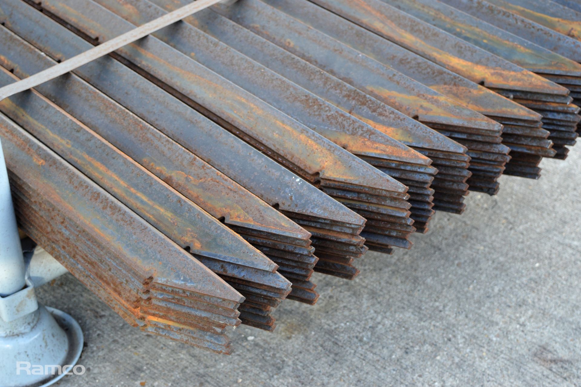 Metal angled fence posts - 180 cm - approx 150 per pallet - Image 2 of 2