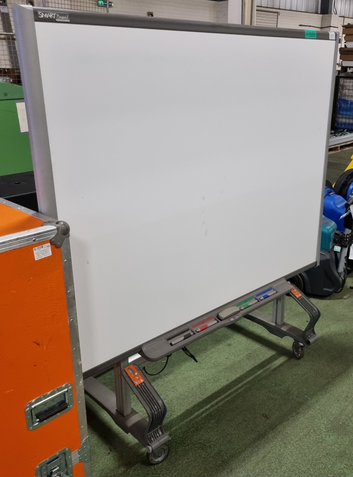 SMART SB680 mobile touch screen interactive whiteboard 77 in screen - wall mountable - Image 2 of 3