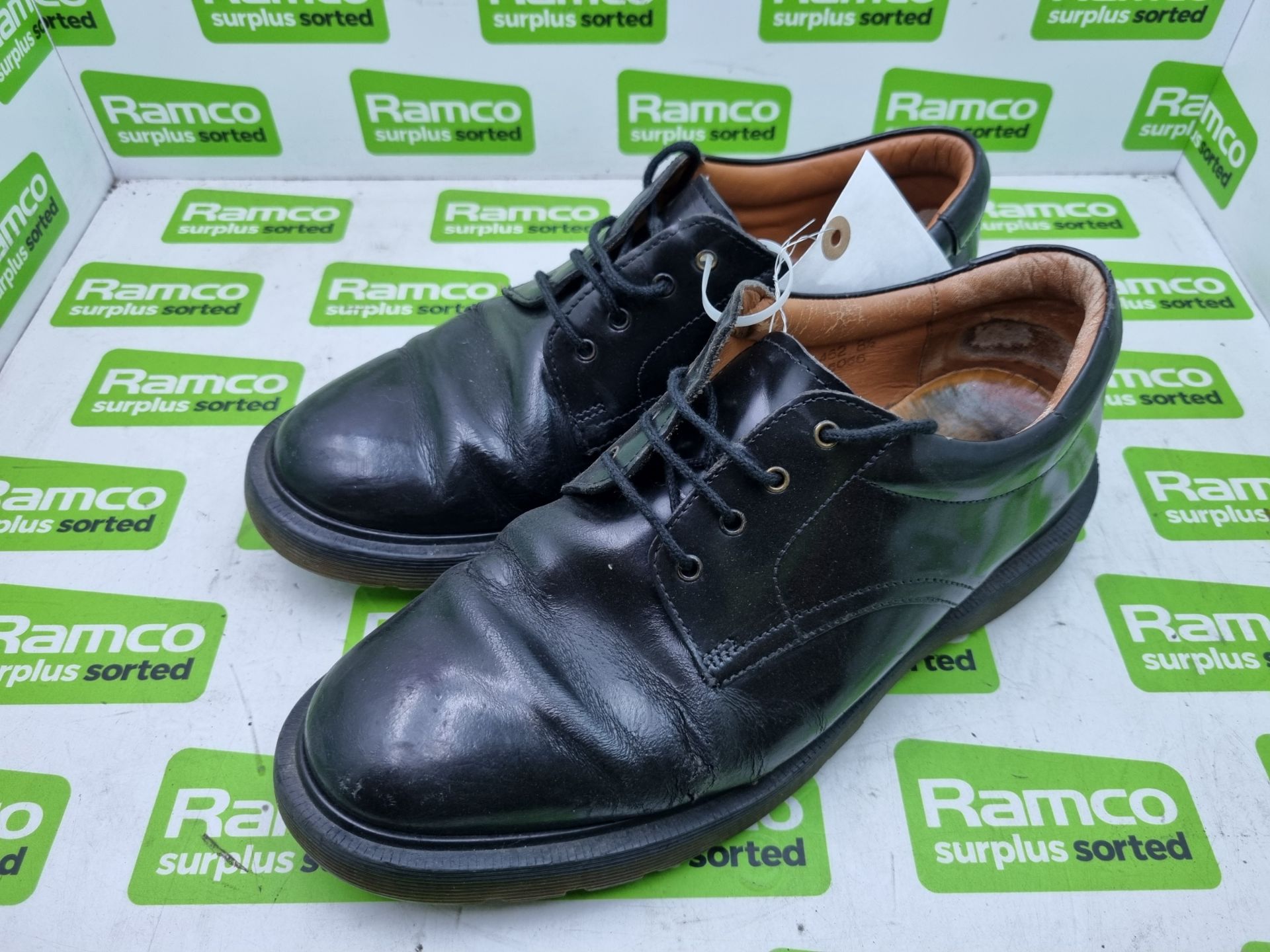 Solovair Black Leather Shoes 'Postman Style' Pair - Size EU 42.5, UK 8.5 - 30x25x15cm - Image 2 of 4