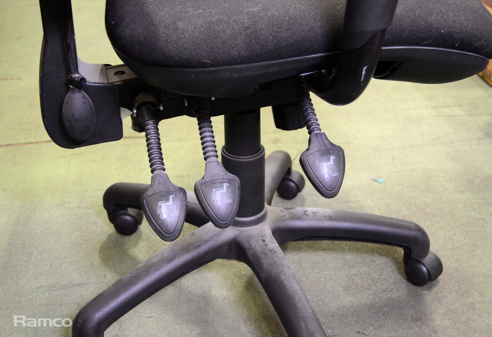 Office chair - swivel, wheeled - lumber adjustable - 67x60x110 - Image 3 of 5