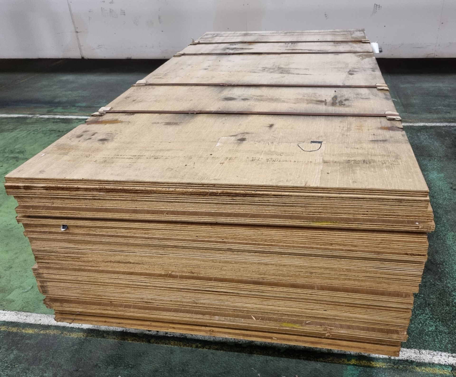 Pallet of 18mm Class 2 plywood - 8x4ft (244x122cm) - 33 sheets - Image 2 of 3