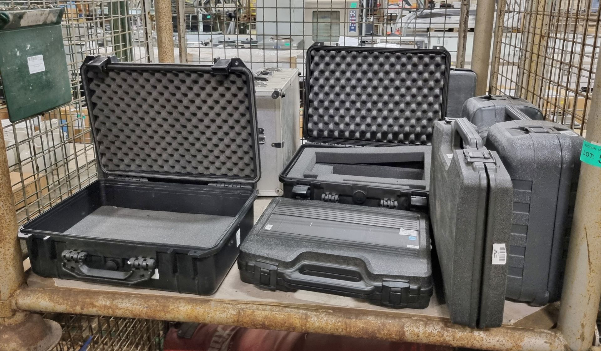 11x Handheld flight cases in various sizes