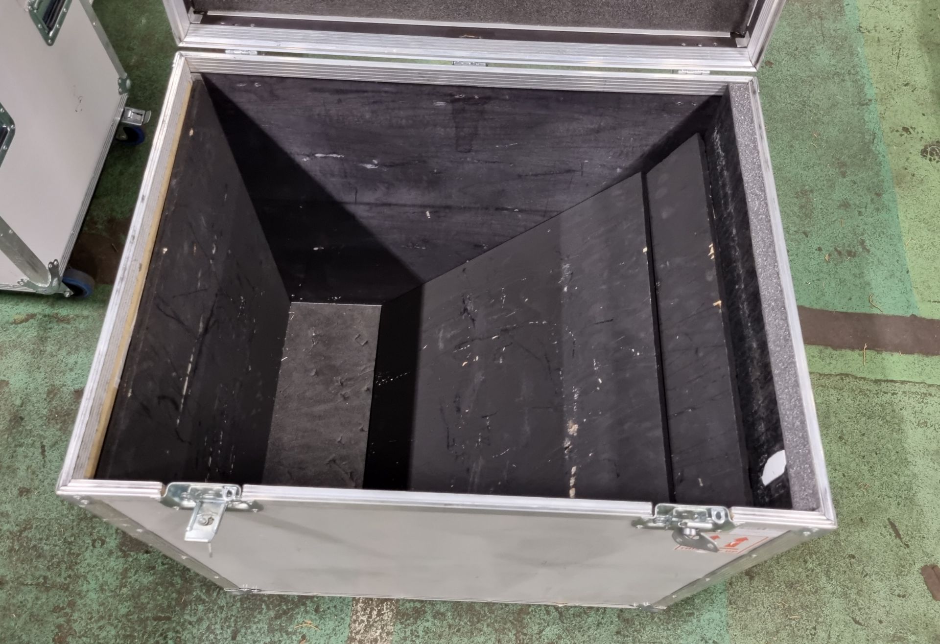 Flight Case with wheels. L79 x W60 x H93cm - Image 3 of 4