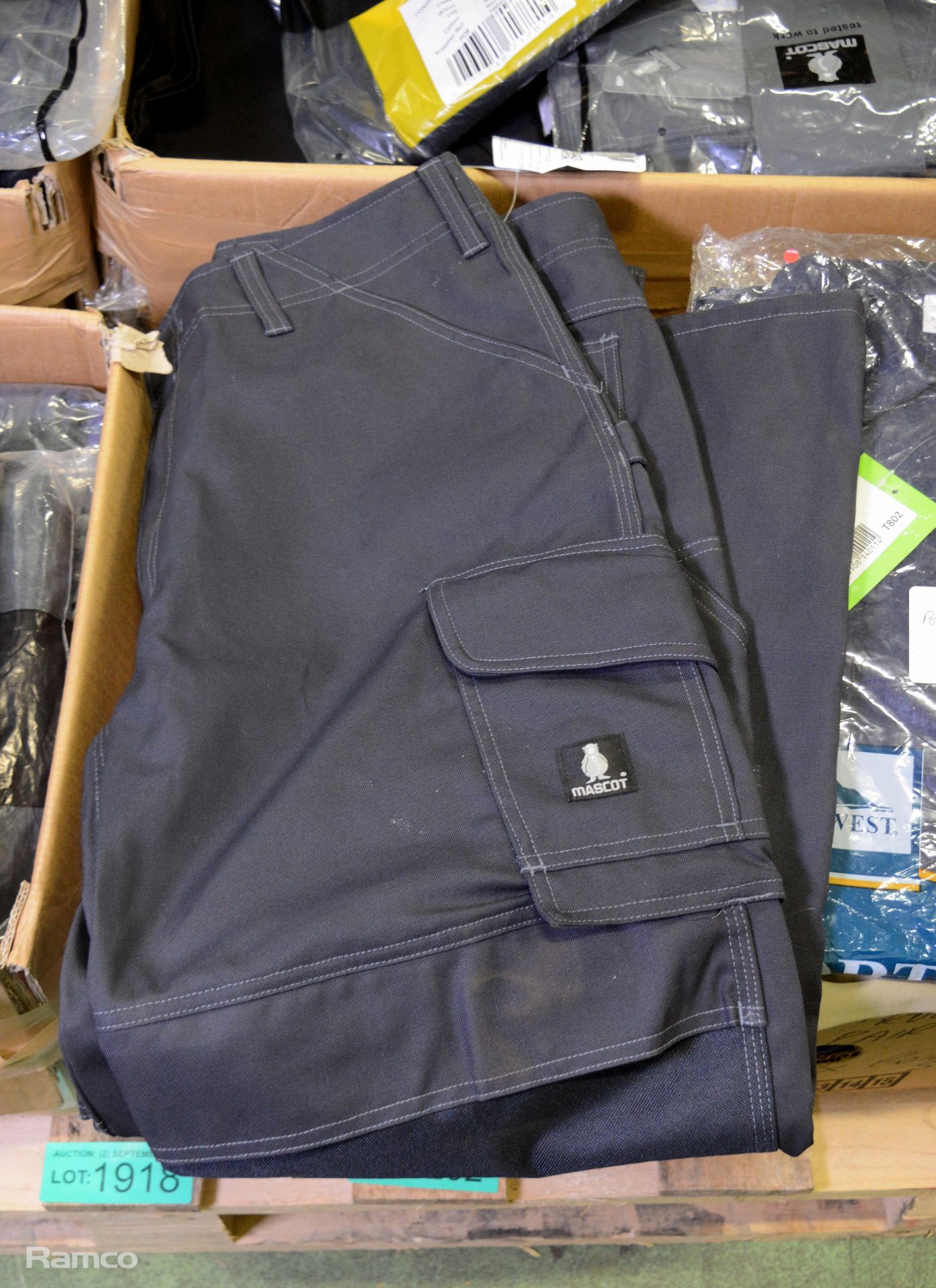 Various Workwear - boiler suit, combat shorts & trousers - Image 4 of 6