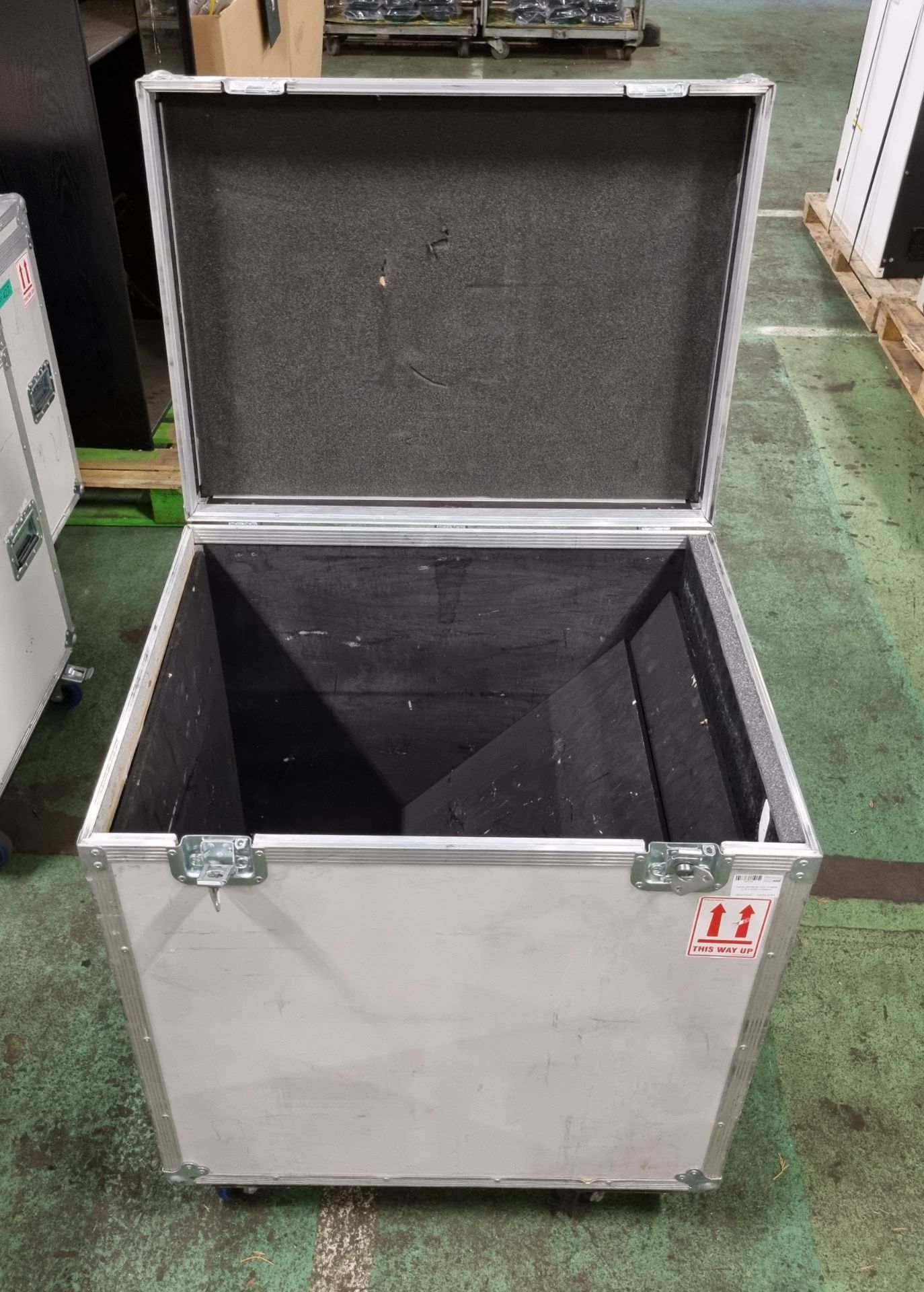 Flight Case with wheels. L79 x W60 x H93cm - Image 2 of 4