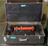 2x Hydraulic rams in carry case