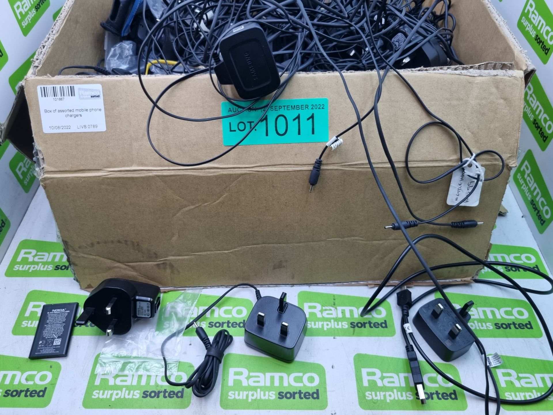 Box of assorted mobile phone chargers - Image 3 of 5