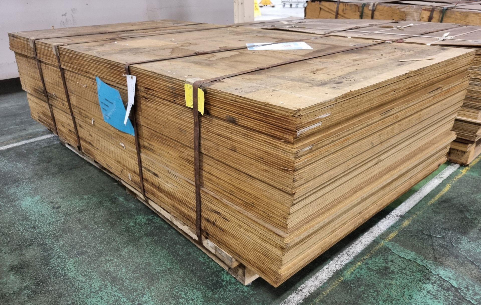 Pallet of 18mm Class 2 plywood - 8x4ft (244x122cm) - 33 sheets - Image 3 of 3