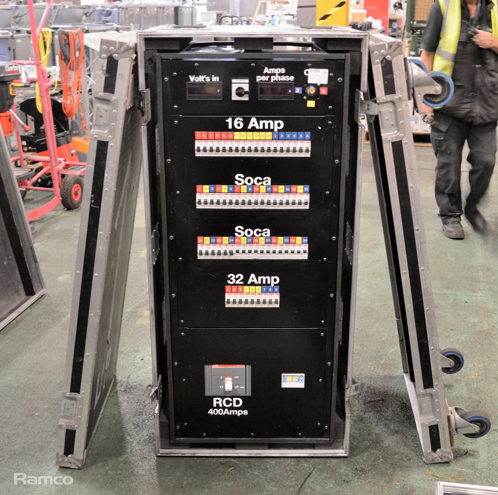 Power distribution cabinet 16/32 Amp with Soca connectors & flight case 240V, L62 x W86 x H130cm - Image 3 of 5