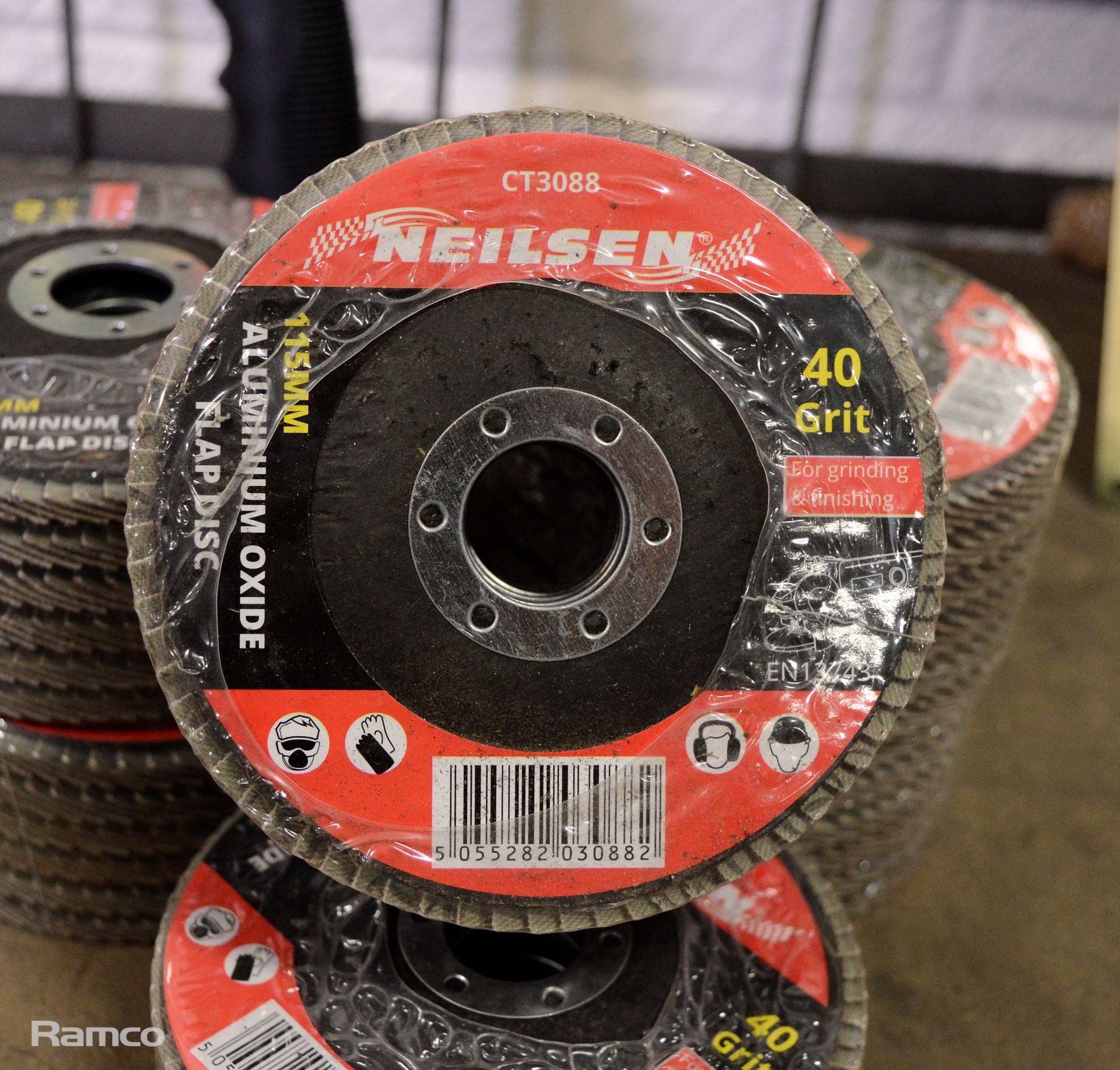 Neilsen 40 grit aluminium oxide flap discs - 6 per pack - 6 packs - Image 2 of 2
