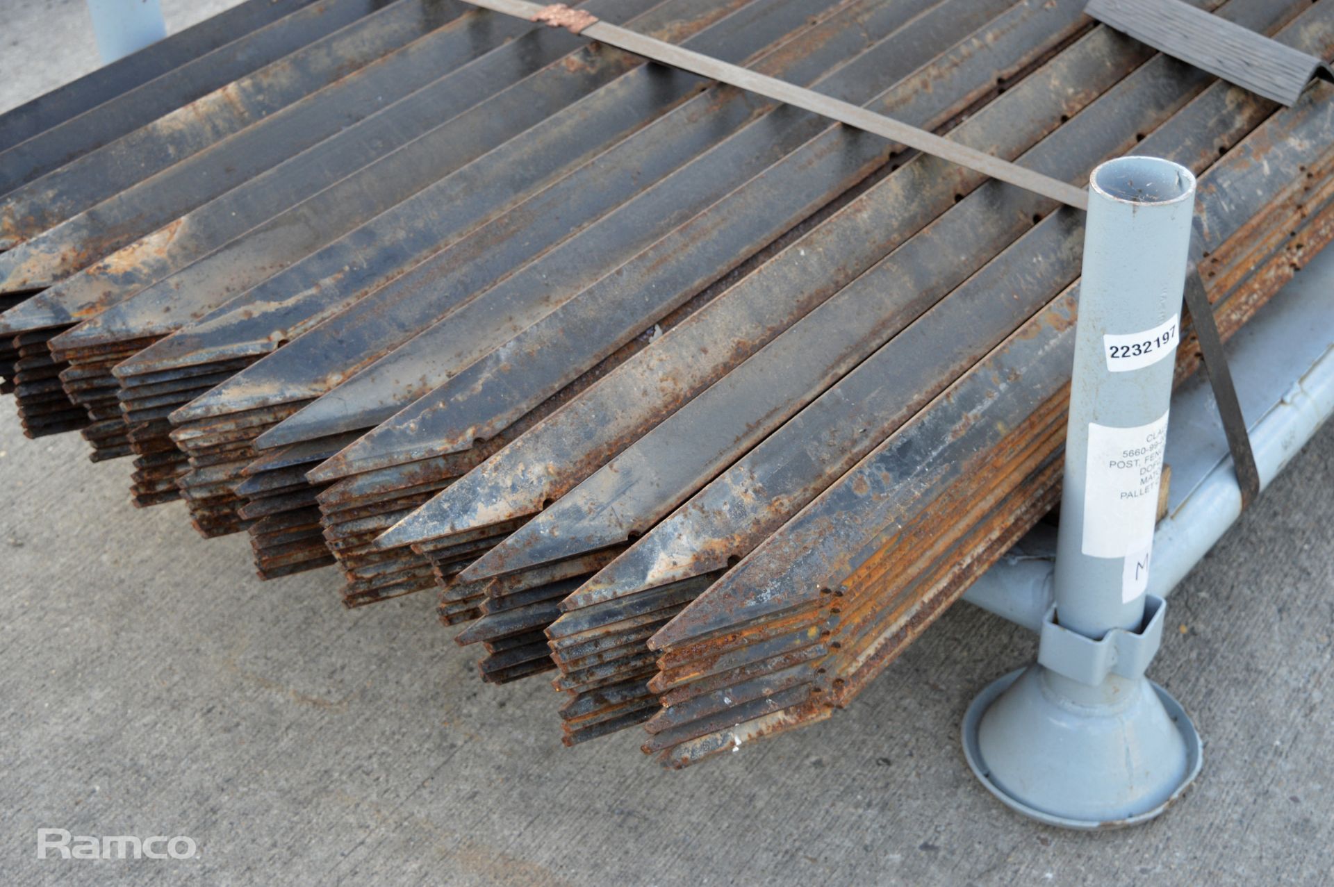Metal angled fence posts - 180 cm - approx 150 per pallet - Image 2 of 2