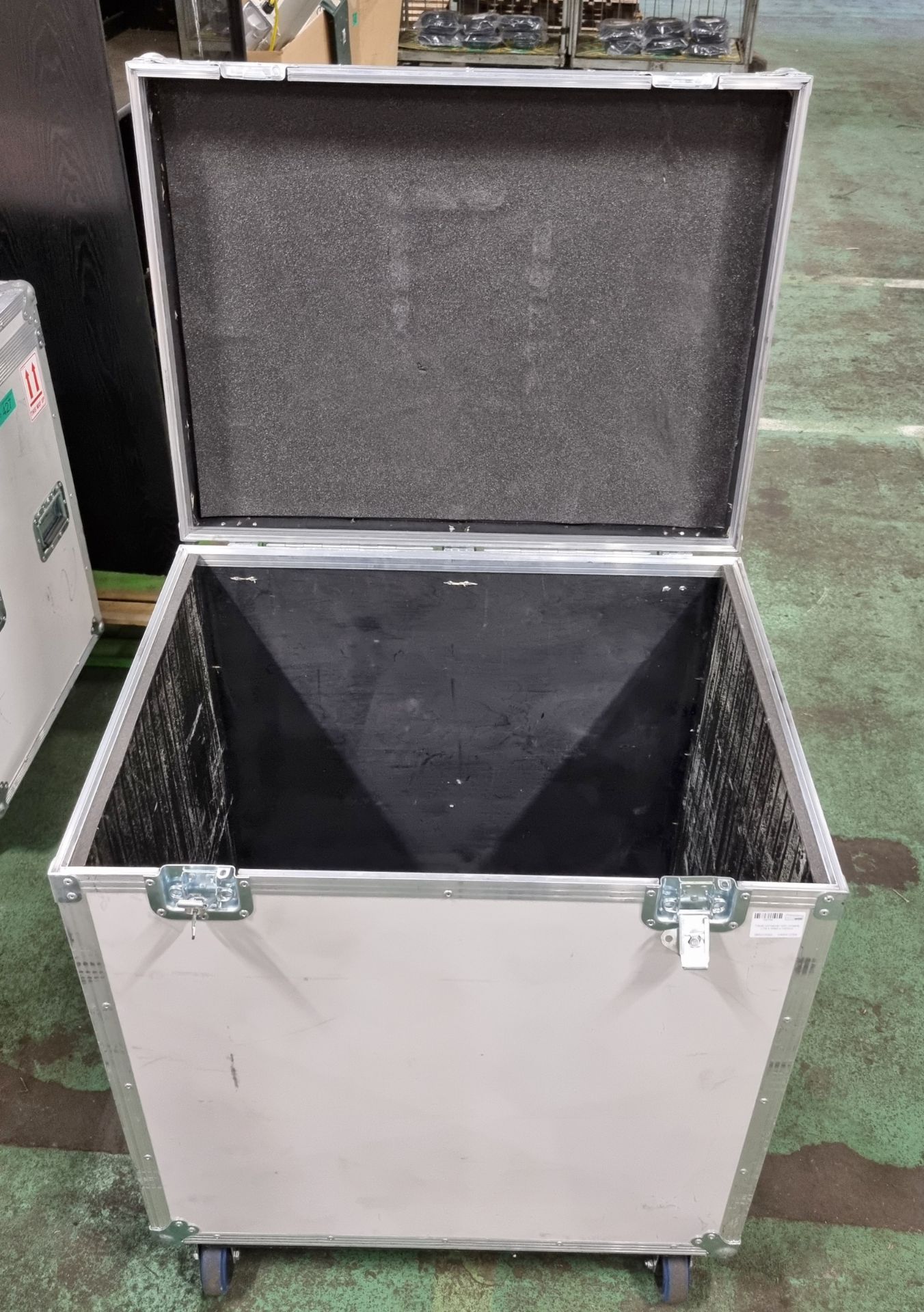 Flight Case with wheels. L79 x W60 x H93cm - Image 2 of 3