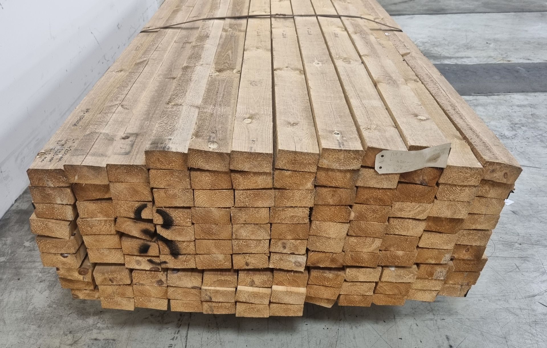 Pallet of 4"x2" (10x5cm) softwood, heat treated and debarked (GBFC-0452 DBHT) - L420cm - 115 pcs - Image 3 of 5