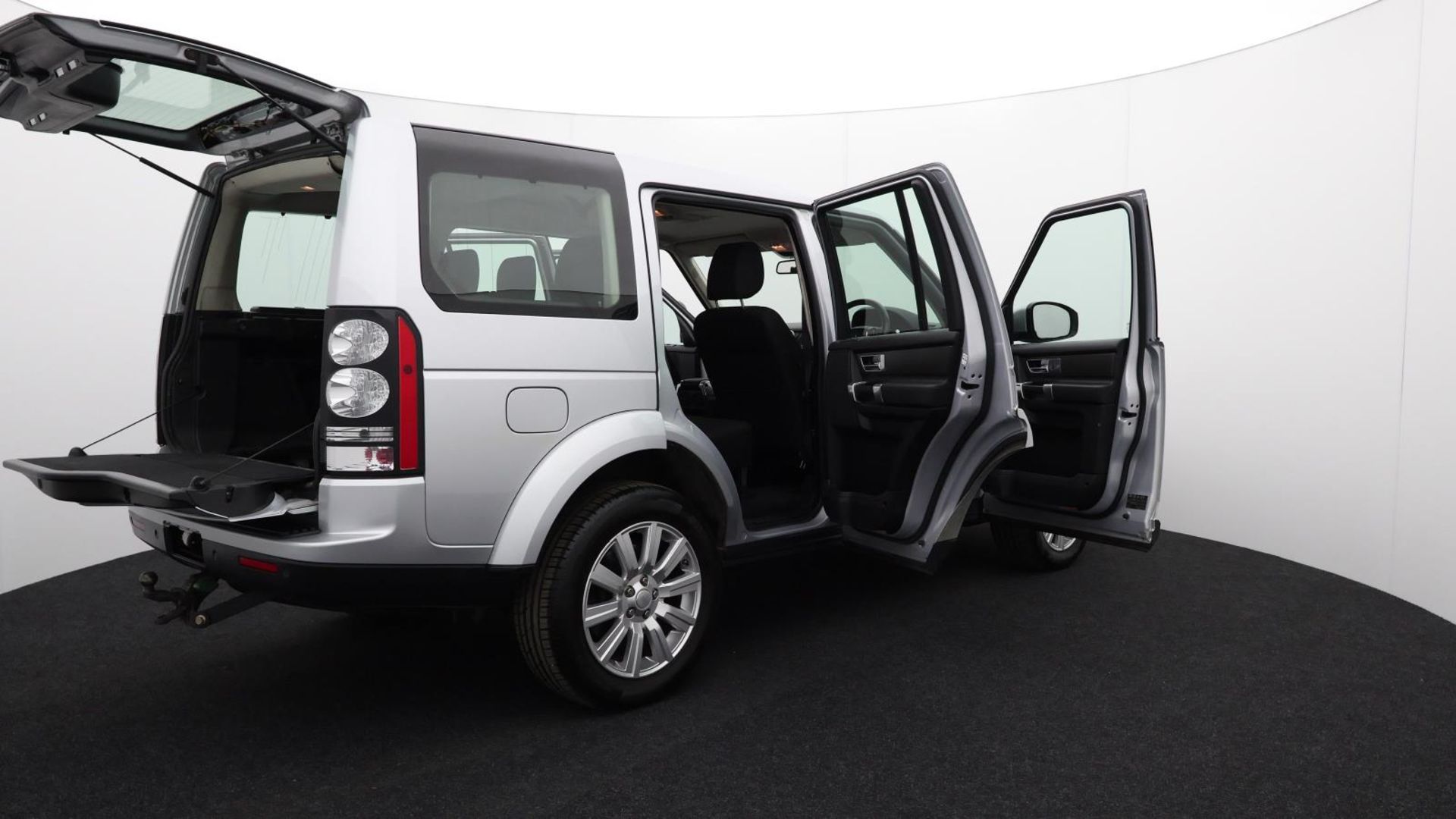 Land Rover Discovery SDV6 SE - 2015 - Automatic - Diesel - 2993cc 6 Cylinder engine - LJ15 LTE - Image 12 of 44