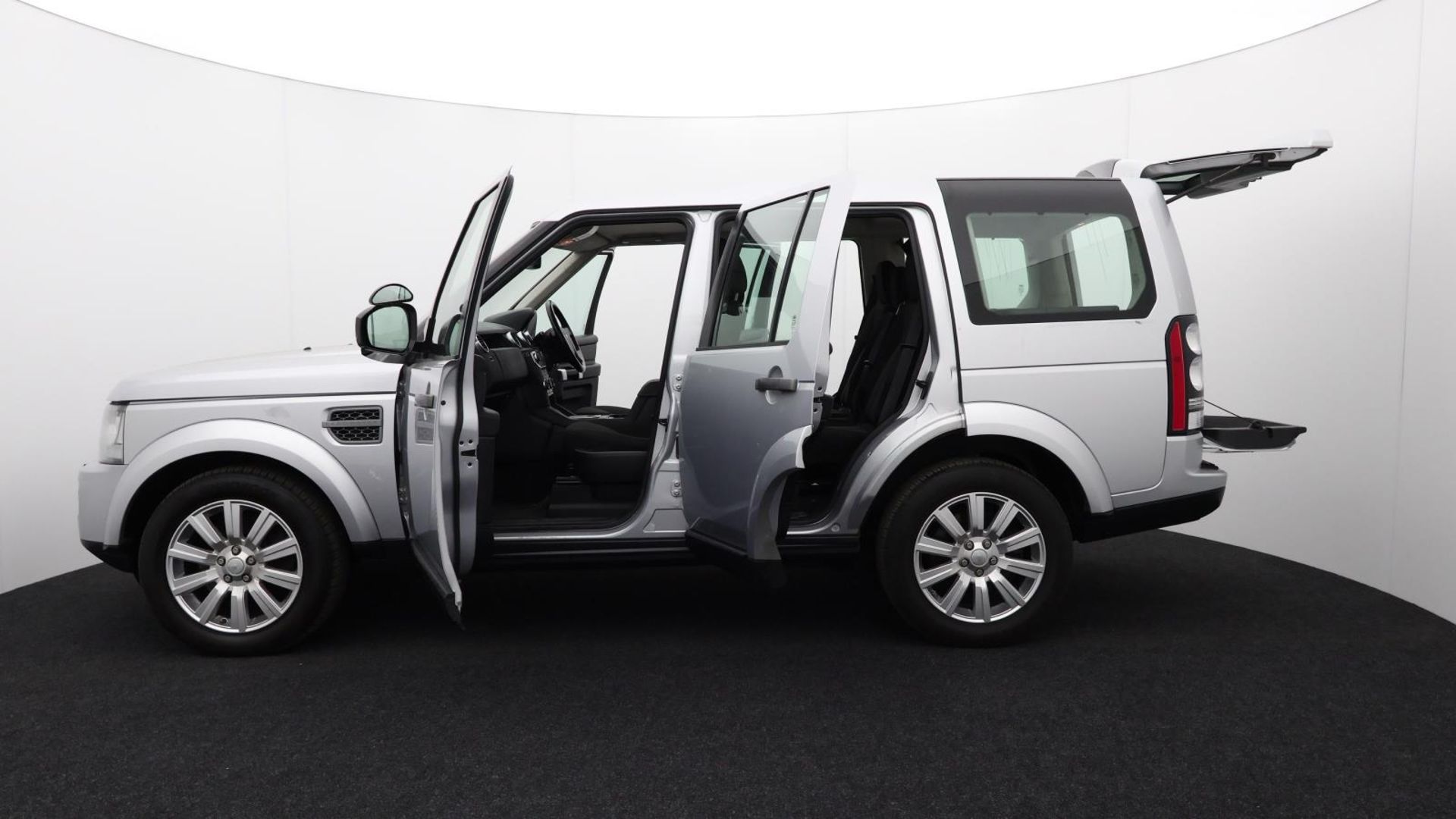 Land Rover Discovery SDV6 SE - 2015 - Automatic - Diesel - 2993cc 6 Cylinder engine - LJ15 LTE - Image 18 of 44