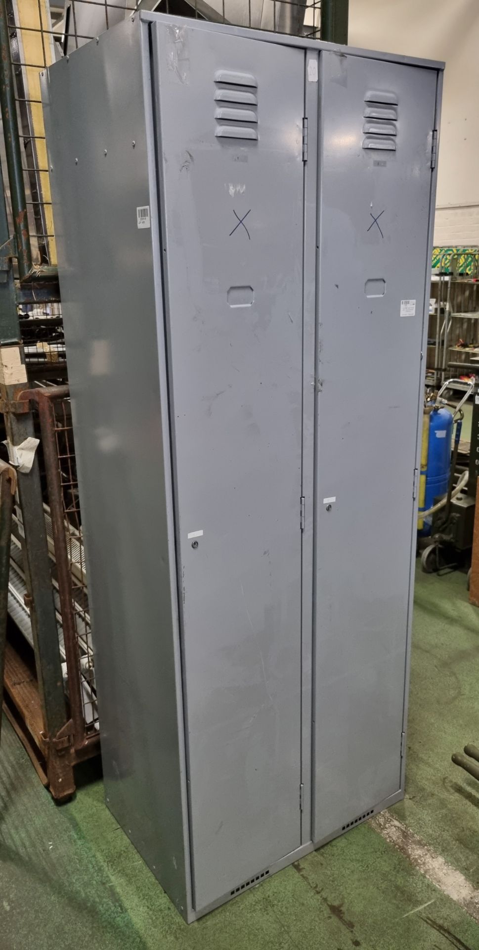 2 door steel locker with top shelf - outer dimensions: 71x56x200cm - Image 2 of 3