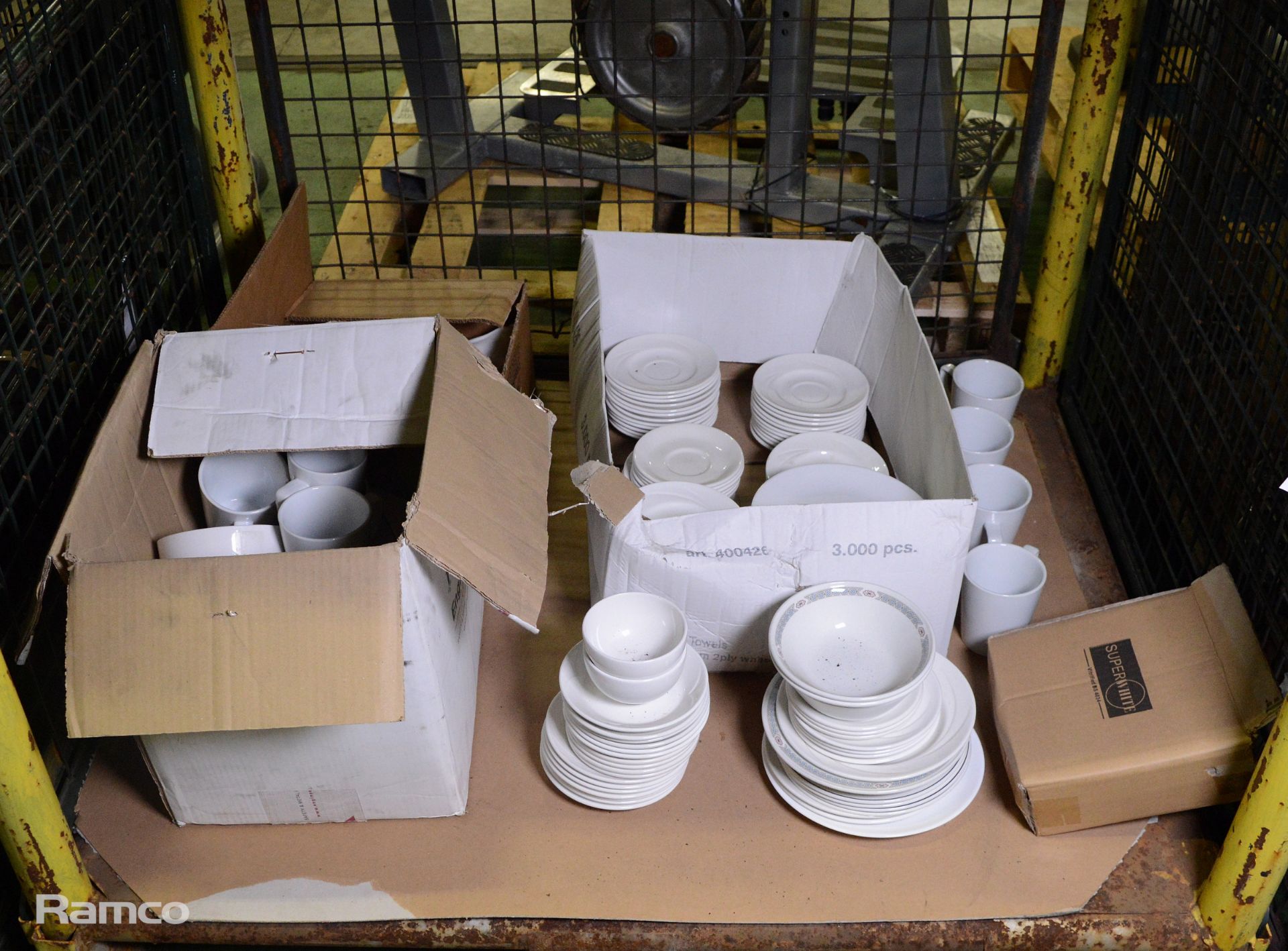 Crockery incl. plates, cups, saucers