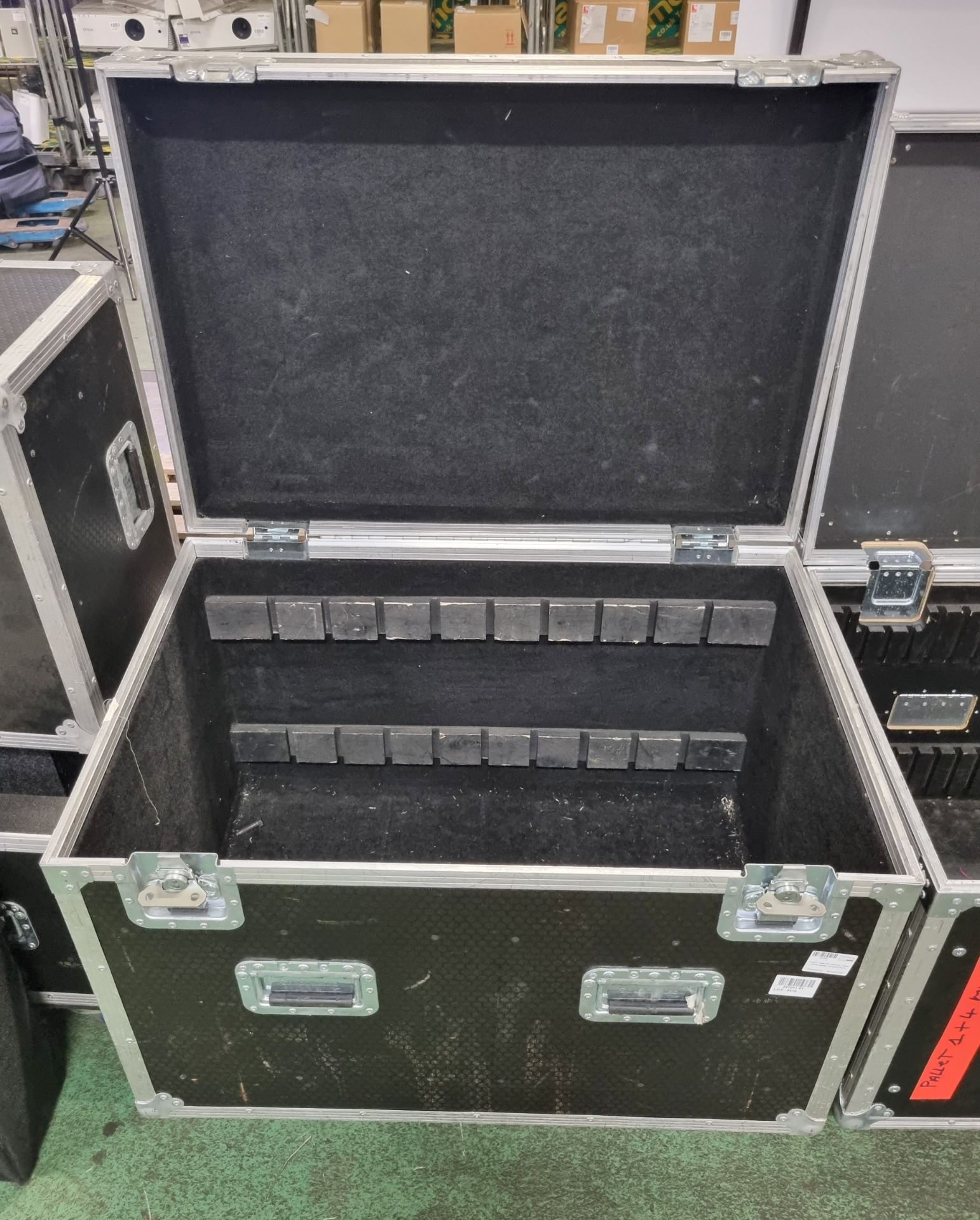 Flight case on castors - case dimensions: 92x63x78cm