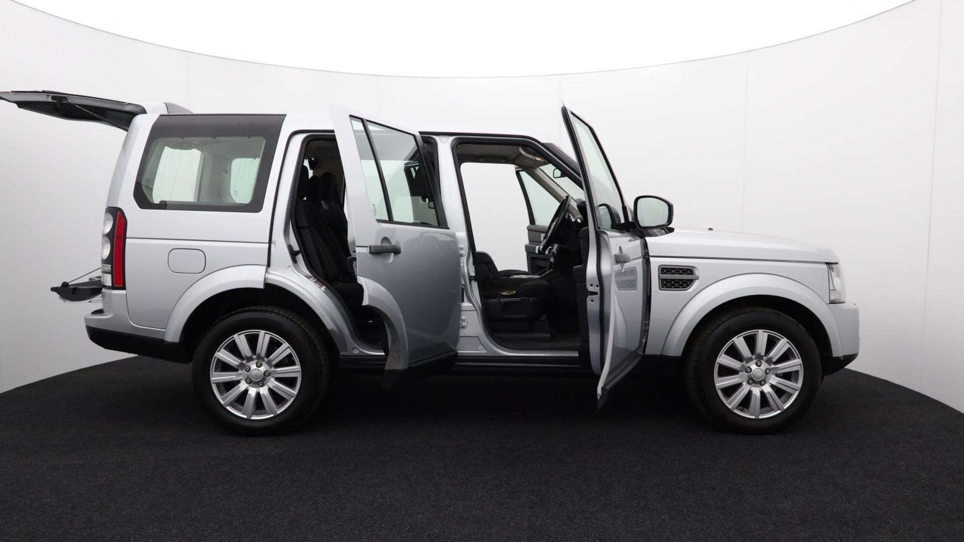 Land Rover Discovery SDV6 SE - 2015 - Automatic - Diesel - 2993cc 6 Cylinder engine - LJ15 LTE - Image 9 of 44