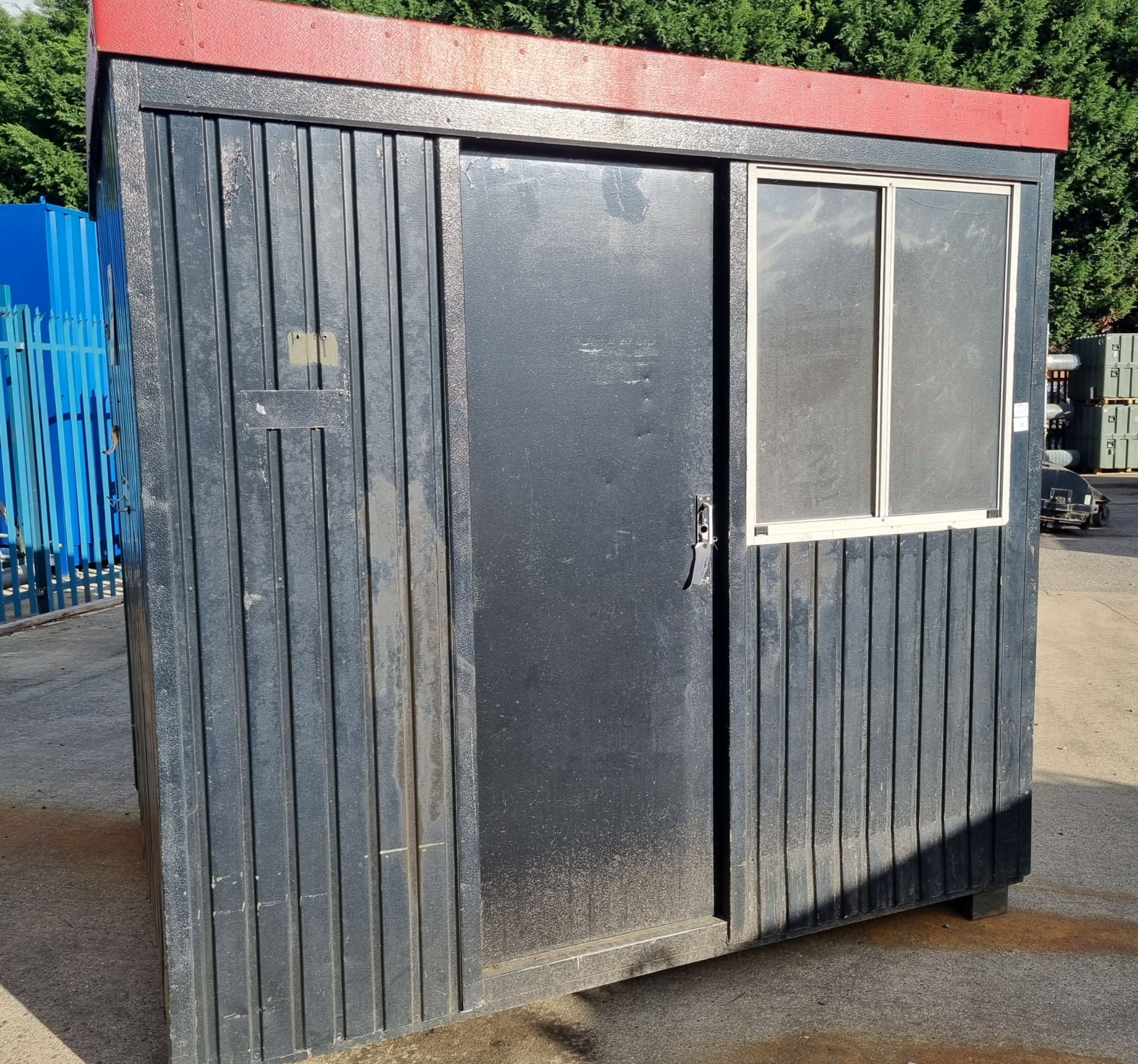 Metal container cabin L246xW216xH237cm - Image 8 of 8