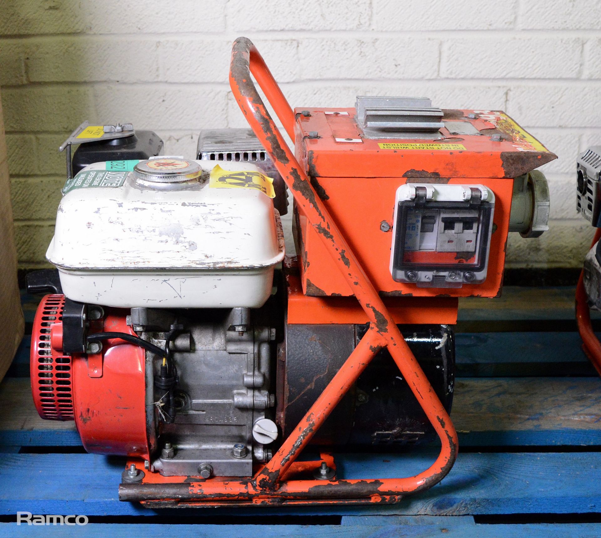 Honda petrol driven generator - 1.5KVA - 110V 50hz 13.6amps - Image 2 of 6