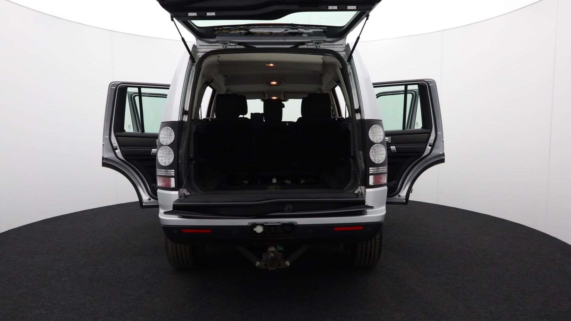 Land Rover Discovery SDV6 SE - 2015 - Automatic - Diesel - 2993cc 6 Cylinder engine - LJ15 LTE - Image 14 of 44