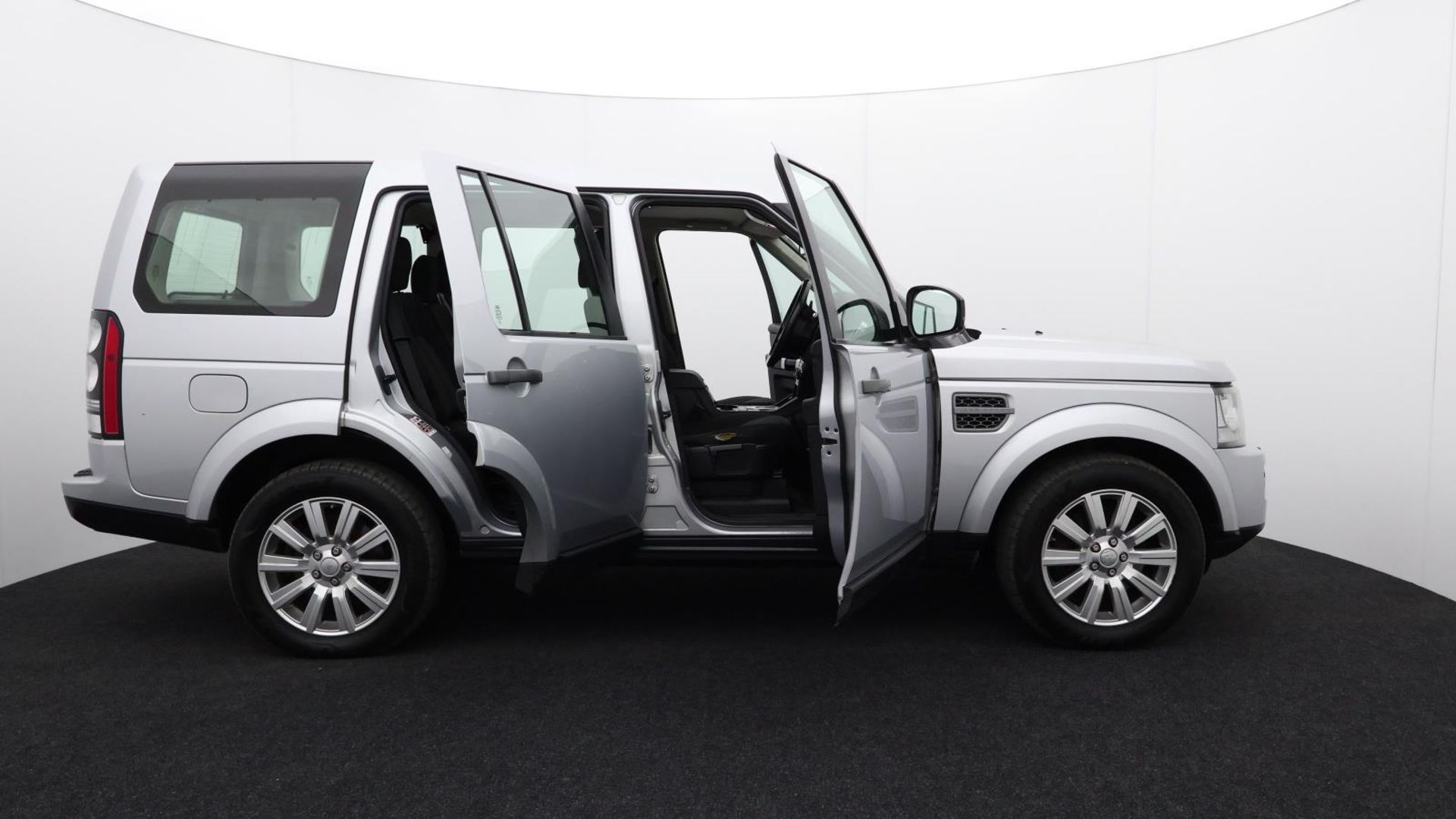 Land Rover Discovery SDV6 SE - 2015 - Automatic - Diesel - 2993cc 6 Cylinder engine - LJ15 LUF - Image 9 of 42