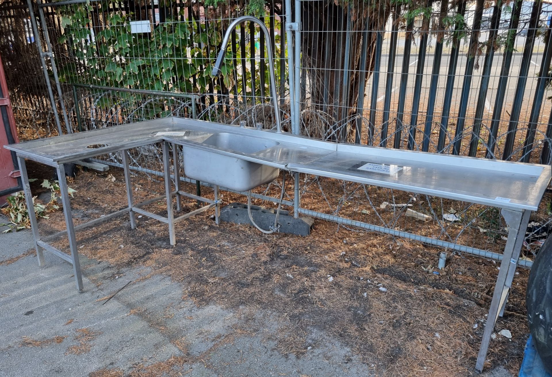 Stainless steel L-shape wash station - 294x140x180cm - Image 2 of 3