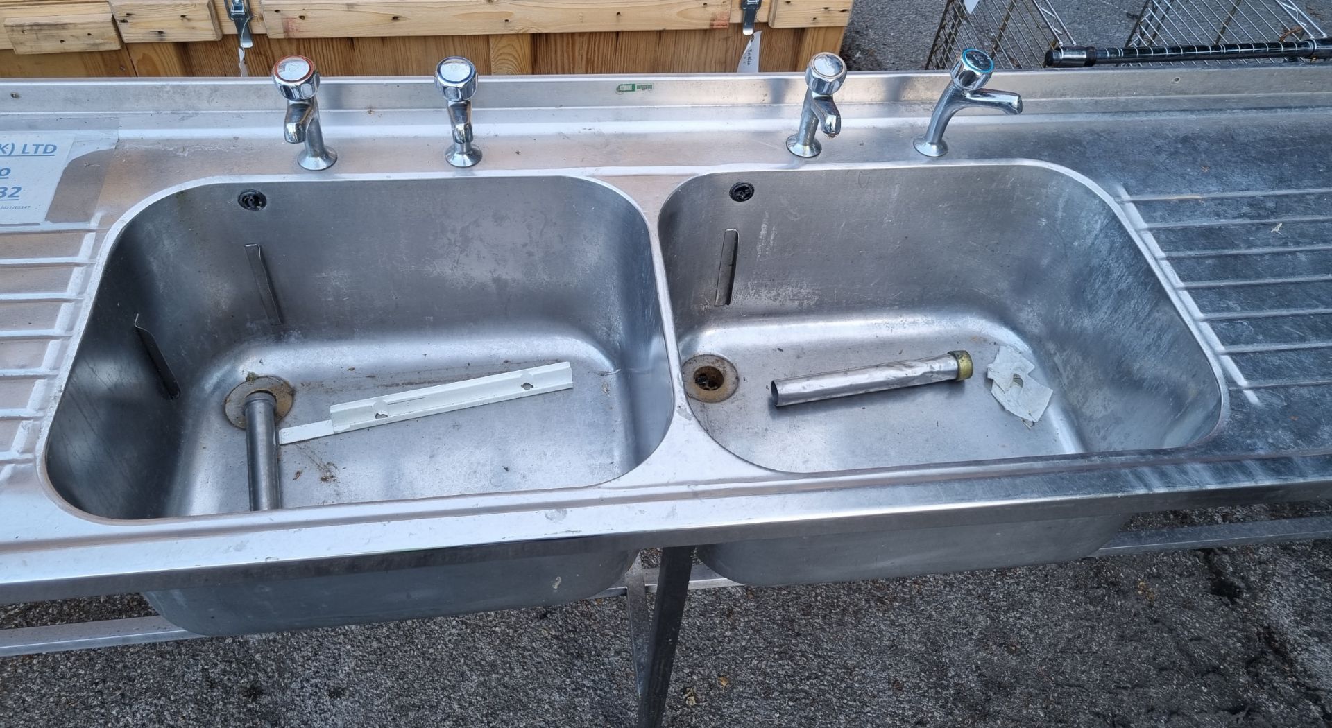 Stainless steel double sink wash basin - 300x60x99cm - Image 3 of 3