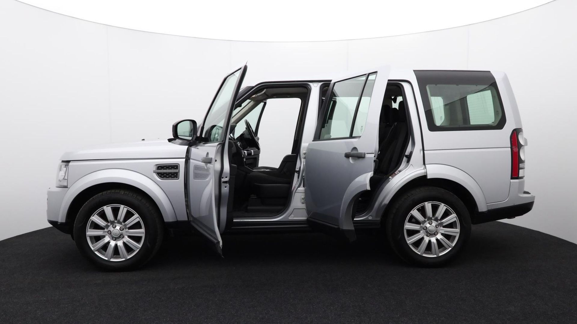 Land Rover Discovery SDV6 SE - 2015 - Automatic - Diesel - 2993cc 6 Cylinder engine - LJ15 LUF - Image 17 of 42