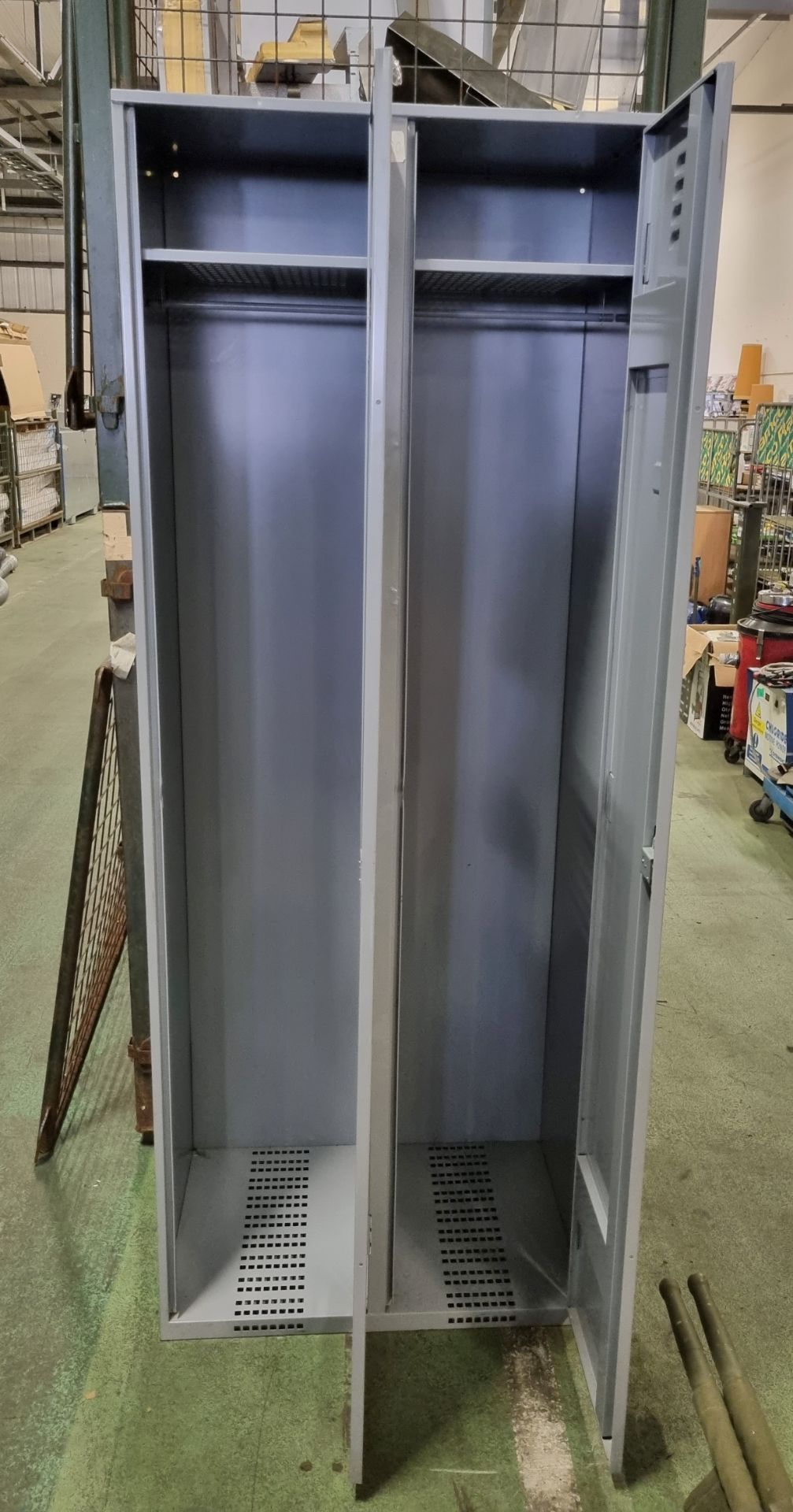 2 door steel locker with top shelf - outer dimensions: 71x56x200cm - Image 3 of 3