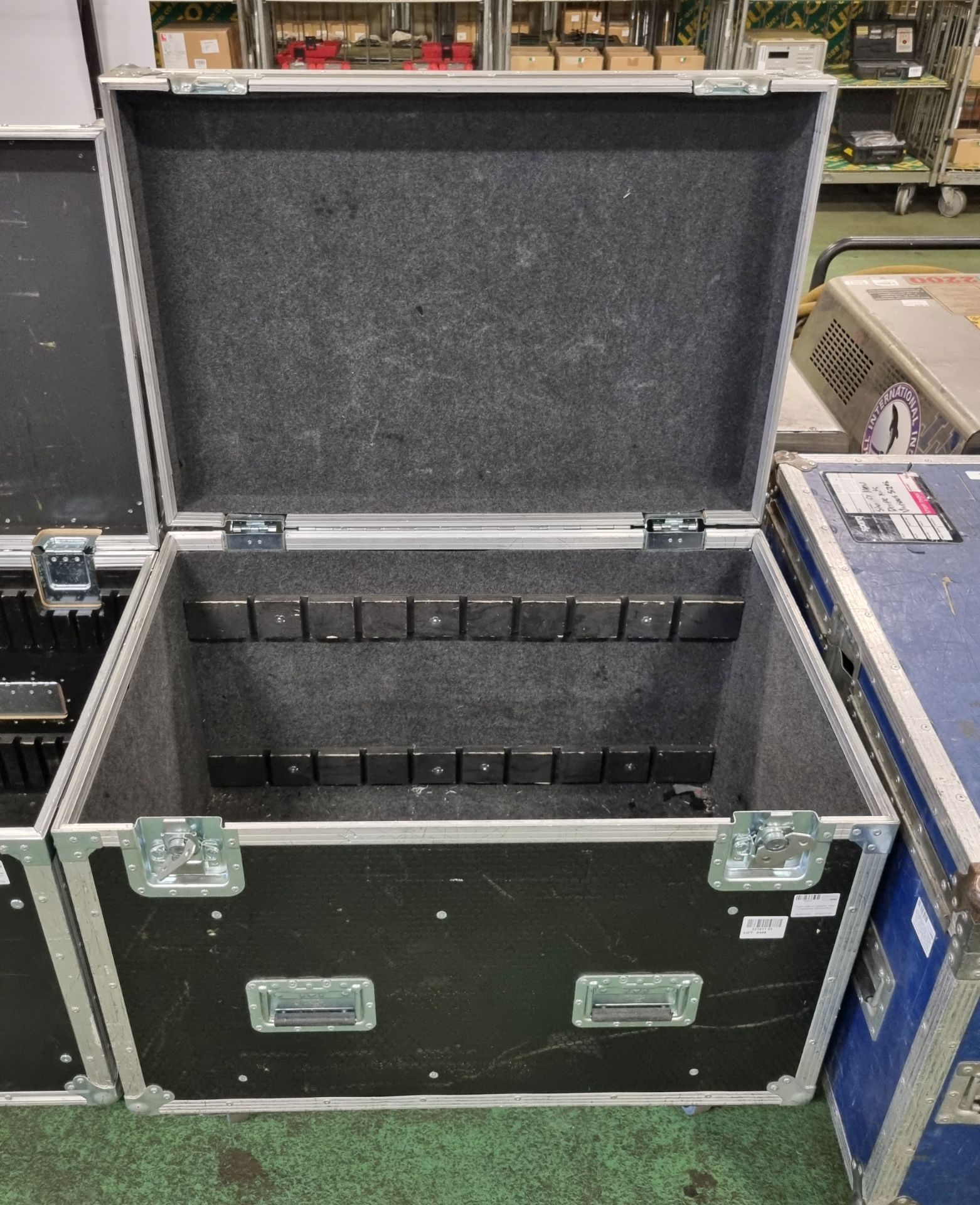 Flight case on castors - case dimensions: 92x63x78cm