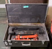 2x Hydraulic rams in carry case