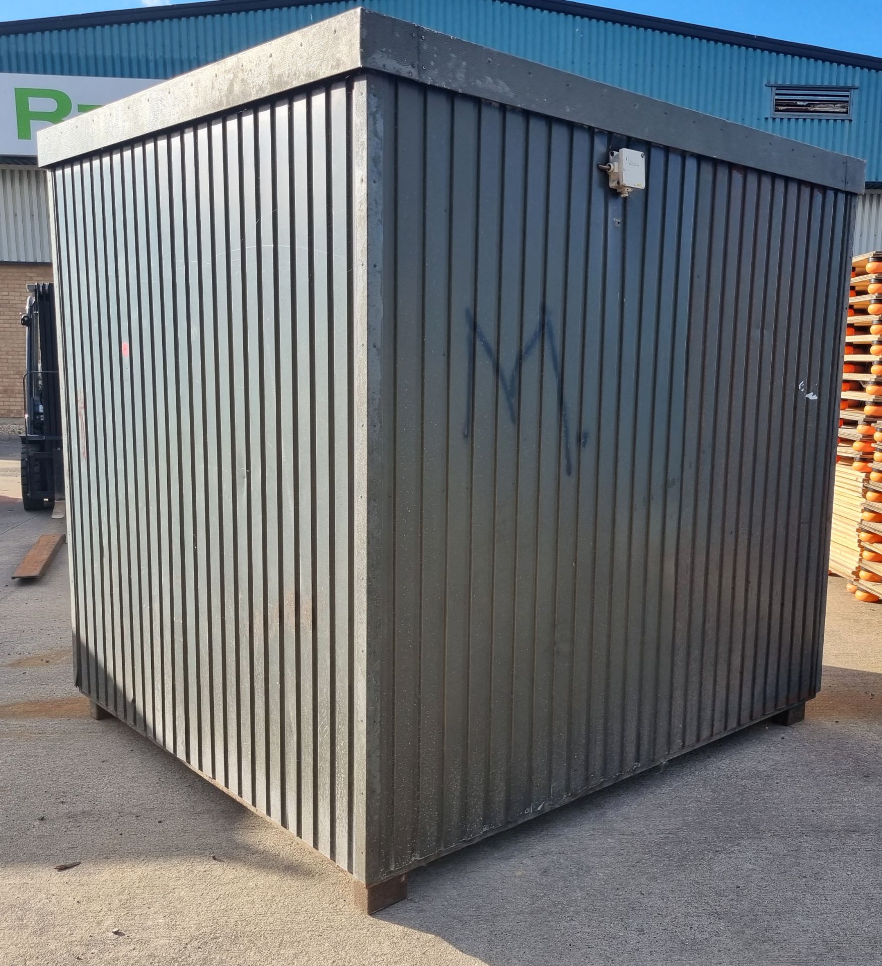 Metal container cabin L246xW216xH237cm - Image 3 of 8
