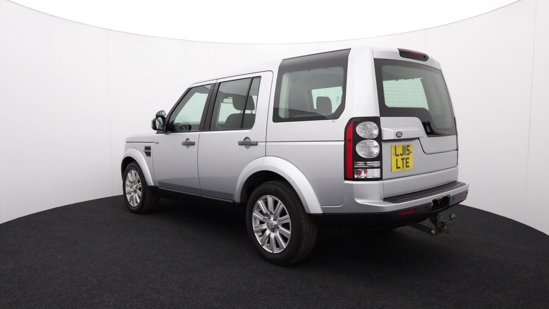 Land Rover Discovery SDV6 SE - 2015 - Automatic - Diesel - 2993cc 6 Cylinder engine - LJ15 LTE - Image 17 of 44