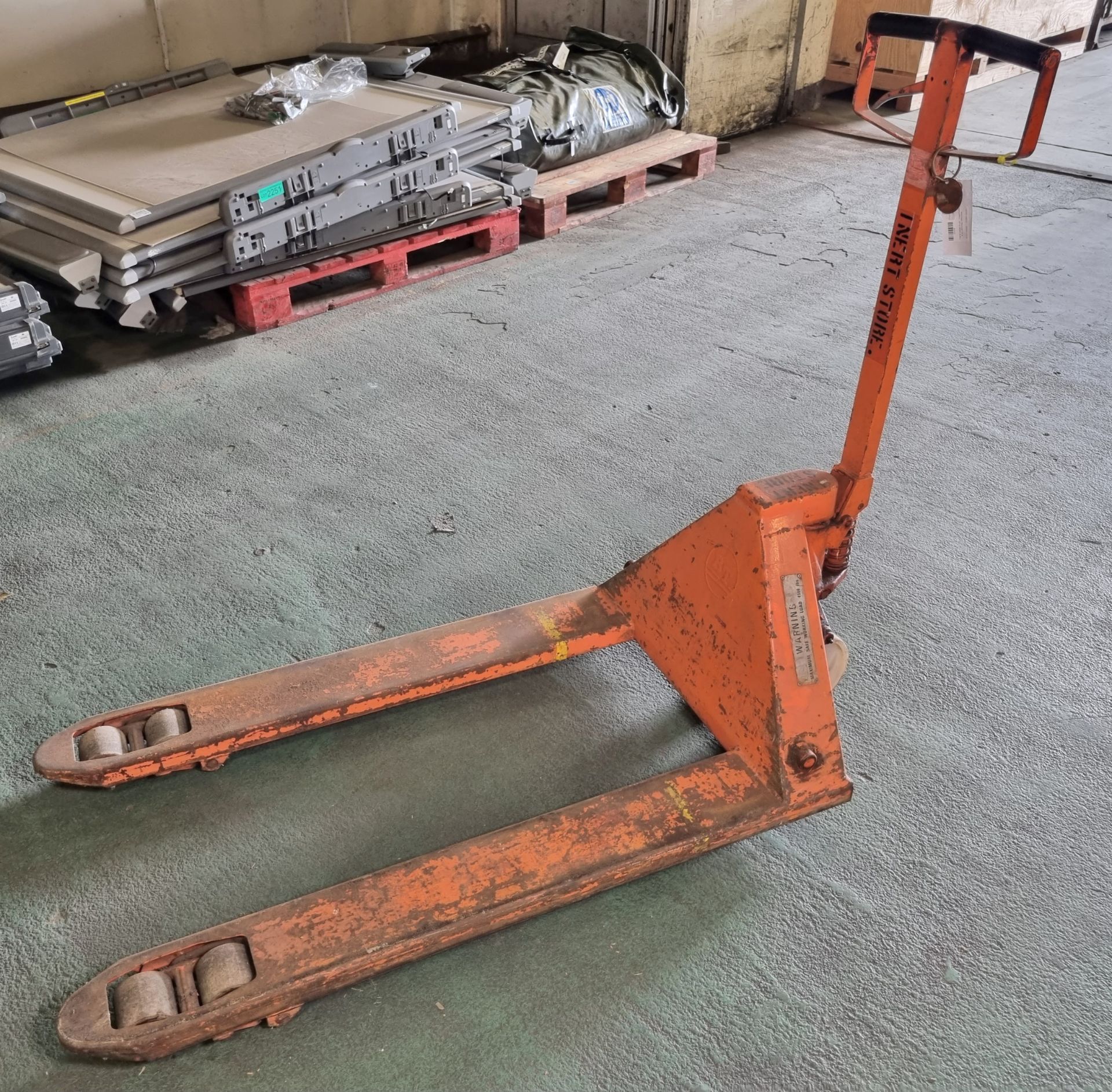 Hand pallet truck - maximum s.w.l 2000kg (4500lbs)