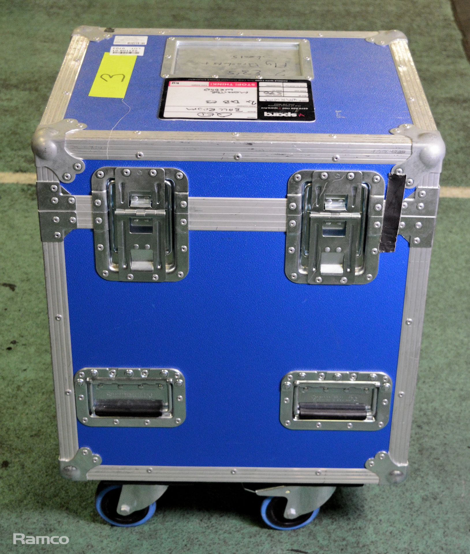 Foam padded flight case with 3 compartments on castors - case dimensions: 54x44x70cm - Image 3 of 3