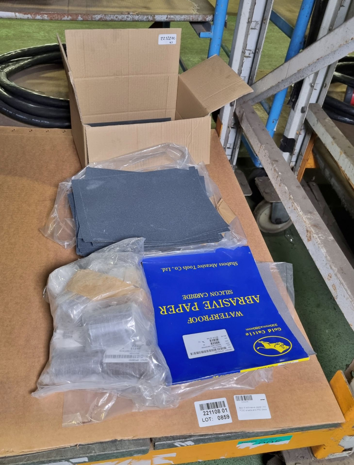 Box of abrasive paper - P280 sheets and P60 discs