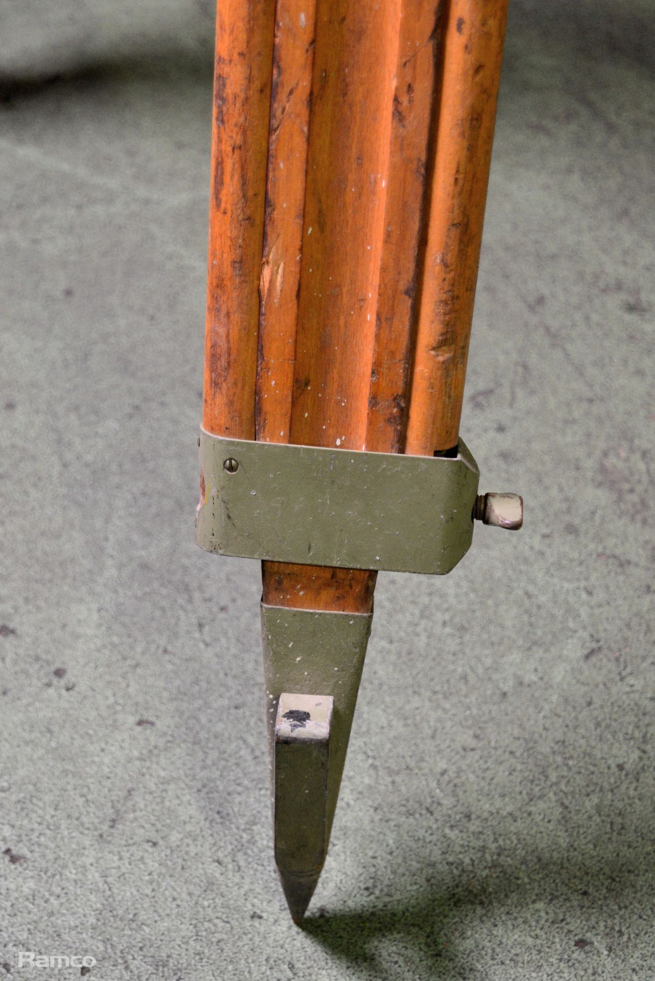 Wooden surveyor tripod stand - 97cm high x 12cm dia - Image 3 of 3