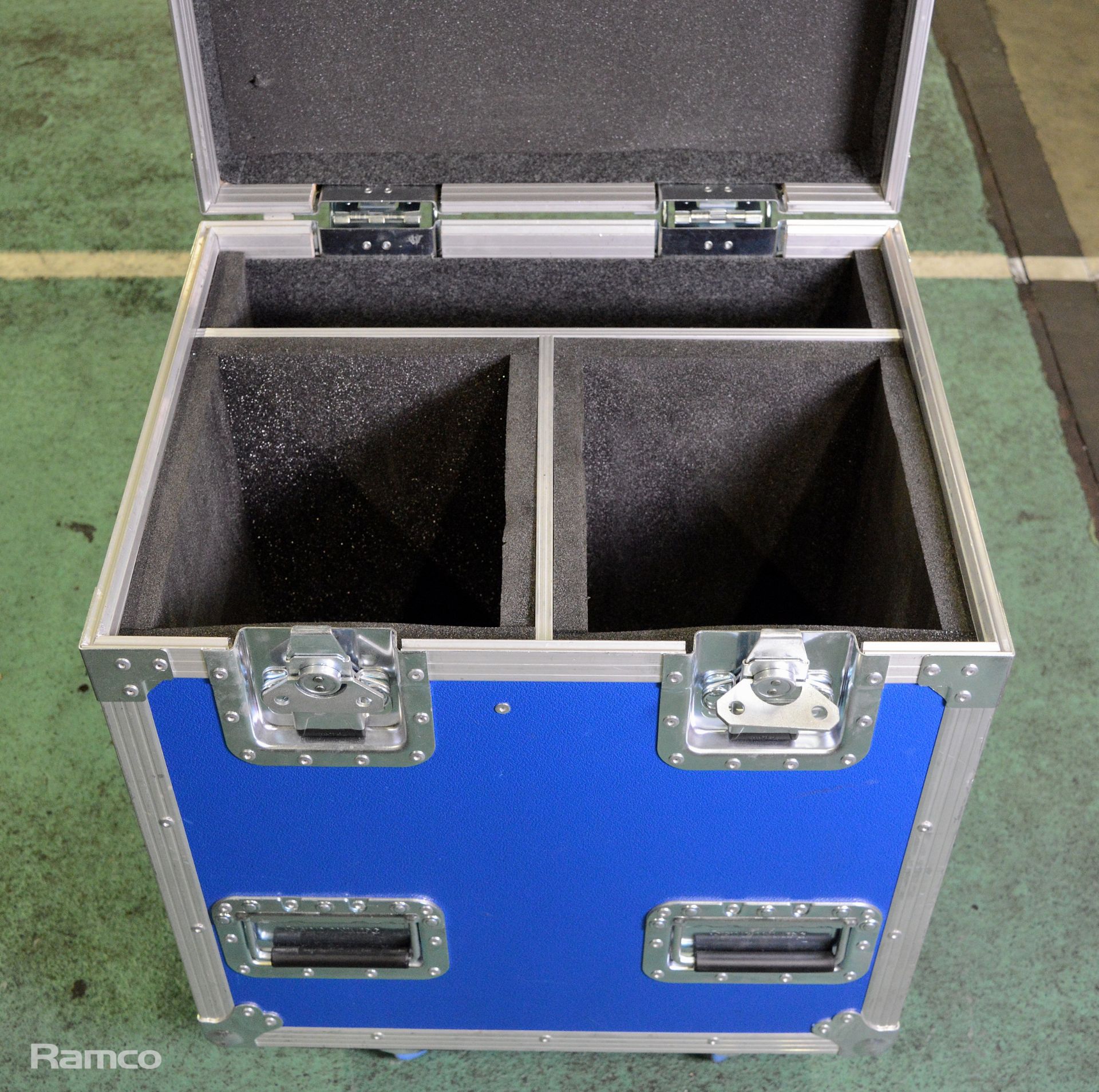 Foam padded flight case with 3 compartments on castors - case dimensions: 54x44x70cm - Image 2 of 3