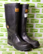 Firetred black steel toe cap wellington boots - size 9