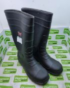 Tuf safety rubber boot - size 10