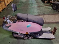 Scooter bar stool - pink - registration no. MI55 PMX