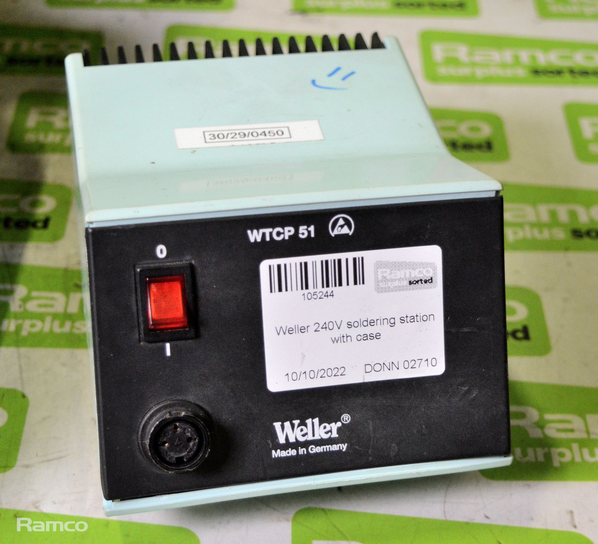 Weller 240V soldering station with case - Image 2 of 4