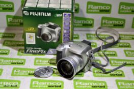 Fujifilm Finepix S3000 digital camera 3.2 megapixels - 6x optical zoom