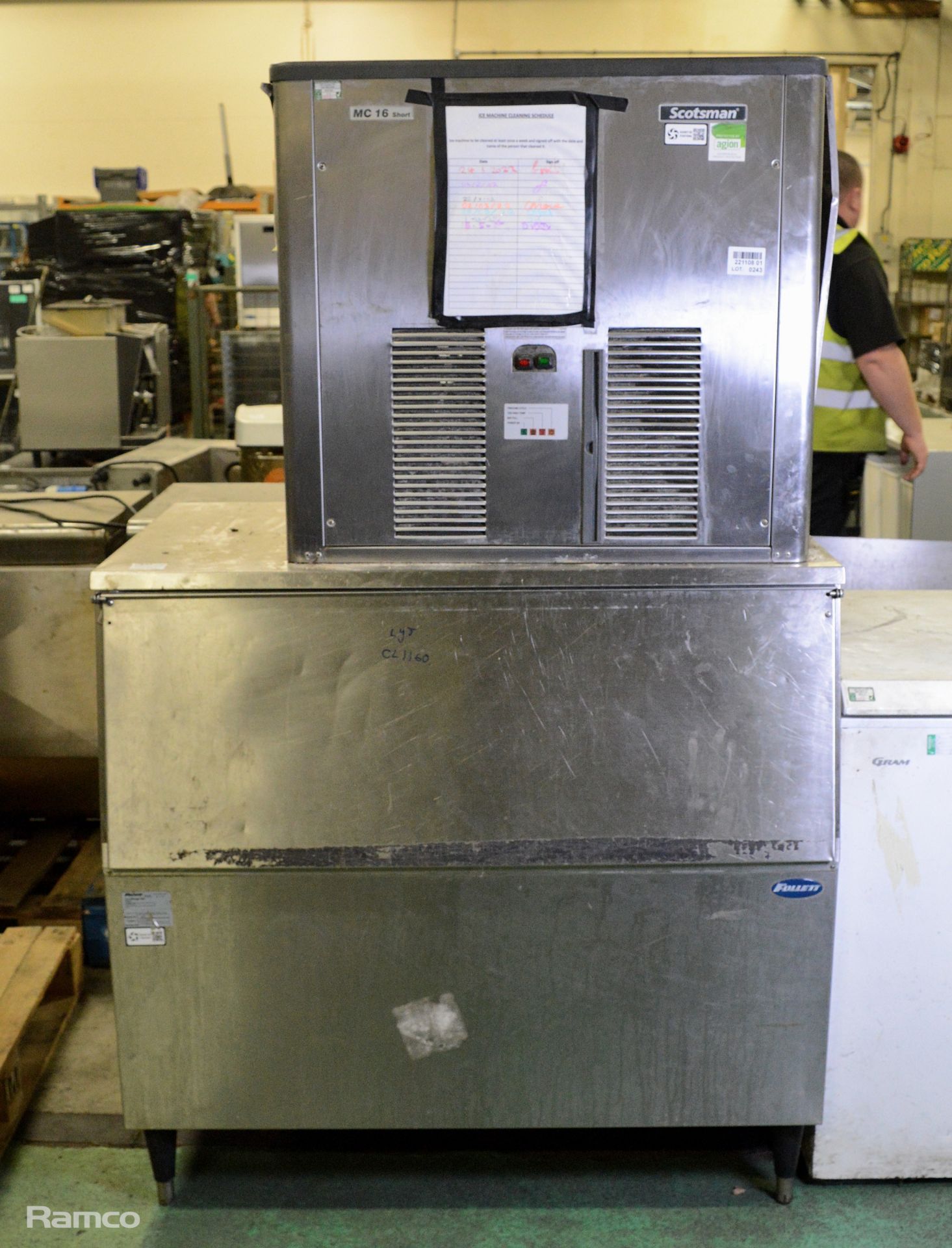 Scotsman MC16 short ice maker with Follet L600 slope front ice storage bin - 110x72x176cm